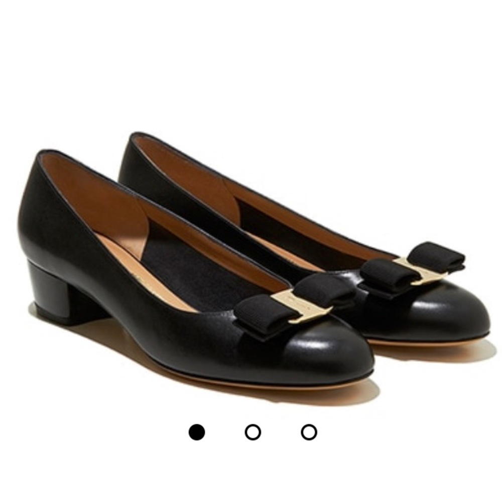 Ferragamo Vera bow pump